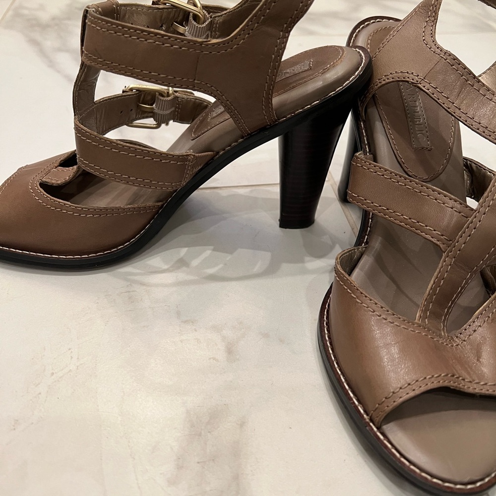 Banana Republic leather sandals/heels Size 9 - Picture 2 of 7